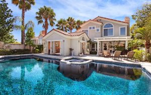 Thiết kế biệt thự hiện đại có bể bơi bên ngoài